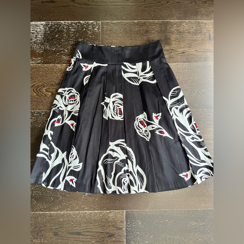 Le chateau Floral Black and White Women's Skirt